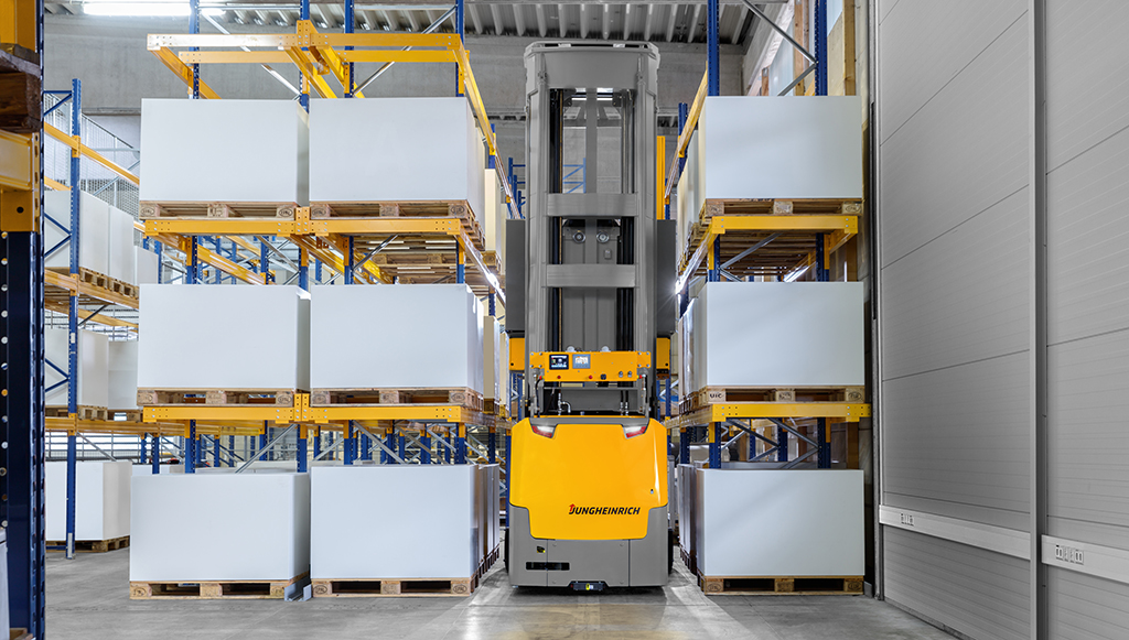 09 - Jungheinrich-otimiza-armazem-vertical-da-ZF